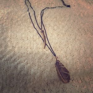 ⚪️ 2/$10! Cute black/gold necklace